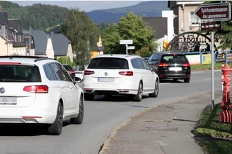 Der Beschluss steht: Diese Stadt im Erzgebirge verzichtet künftig auf den Lärmaktionsplan - Die Ortsdurchfahrt Lauter ist stark frequentiert. Von der Lärmaktionsplanung nimmt die Stadt trotzdem Abstand.