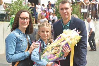 Der besondere Schulanfang: Grundschule Oberschöna wächst - Tina und Patrick Löwe haben ihre Tochter Tamina am Sonnabend zur Schulanfangsfeier für die neuen Erstklässler der Grundschule Oberschöna begleitet.