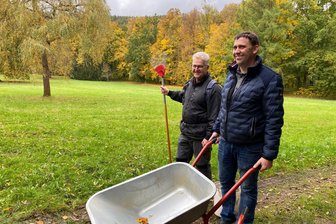 „Der beste Abenteuerspielplatz der Welt“: Wechselburger erinnern sich an einzigartige Erlebnisse im Schlosspark - Michael Zieger (links) und Marcus Theuer haben wundervolle Kindheitserinnerungen an ihre Abenteuer im Schlosspark Wechselburg. Und Wünsche für die Zukunft.