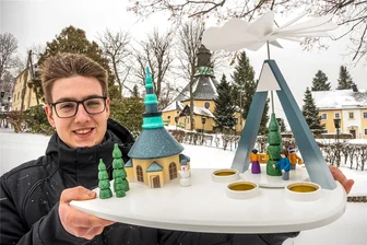 Der Beste seiner Branche: Junger Seiffener wird für sein Gesellenstück in Berlin geehrt - Spielzeugmacher Robbie Schalling mit seinem Gesellenstück. Das Ensemble mit der Seiffener Kirche in Miniatur brachte ihm im Wettbewerb der Deutschen Meisterschaft im Handwerk die Auszeichnung Bundessieger ein.