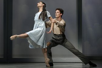 „Der blaue Vogel“: Sabrina Sadowskas bildgewaltige Suche nach dem Glück im Chemnitzer Opernhaus - Natalia Krekou und Jean-Blaise Druenne im Ballett „Der blaue Vogel“ in der Oper Chemnitz.