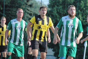 Der Blick geht nach vorn - Seiten gewechselt: Patrick Richter (M.), hier bei der Partie in Claußnitz, ist einer der Altmittweidaer Spieler, die zuvor auch für Germania Mittweida aufgelaufen sind. 