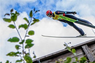 Der Blick geht nur noch nach vorn: Sie sind die Lokalhelden am Fichtelberg - Terence Weber vom SSV Geyer beim Flug auf der Kanzlersgrundschanze in Oberhof. Diesmal heißt der zweite deutsche Grand-Prix-Ort neben Oberwiesenthal Oberstdorf. 