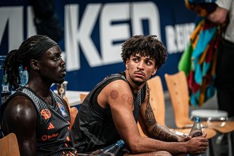 Der Blick muss so langsam auch nach unten gehen: Den Niners Chemnitz geht in der entscheidenden Saisonphase das Personal aus - Enttäuschung pur bei den zwei Rückkehrern Aher Uguak (links) und Roman Bedime nach der vierten Bundesliganiederlage in Folge.
