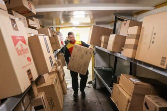 Der Bote des Weihnachtsmanns: Unterwegs mit einem Paketzusteller in Chemnitz - Robby Schwerdt belädt sein Zustellauto. Mehr als 230 sind es an diesem Tag. Der Tag beginnt für ihn 7.15 Uhr in der Zustellbasis.