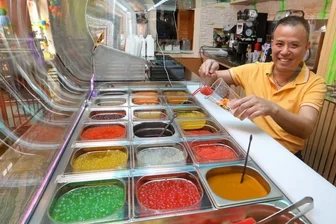 Der Bubble-Tea erlebt in Zwickau seinen zweiten Frühling - Aus einer bunten Vielfalt an Tapiokaperlen - Bobas genannt - kann nicht nur Nguyen Tuan Hung schöpfen, sondern vor allem auch seine Kunden, die den Weg in die Nähe des Neumarktes finden.