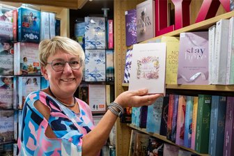 Der Buchladen, der sich über eine ganze Wohnung erstreckt: Warum Burgstädts „Ambiente & Bücherecke“ so besonders ist - Buchhändlerin Ulrike Esche zeigt ein Buch von Autorin Merit Nimeitz, die von 16- bis 30-Jährigen gern gelesen wird. Für Fantasy- und Liebesromane hat sie extra einen Themenbereich eingerichtet. Jetzt wird die Burgstädterin mit dem Deutschen Buchhandlungspreis geehrt. Welchen Preis sie erhält, entscheidet sich am 8. September.