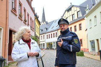 Der Bulle von Burgstädt: Warum der dienstälteste Bürgerpolizist Sachsens noch nicht ans Aufhören denkt - Ein Schwatz über Gott und die Welt: Bürgerpolizist Jens Schmidt und Rentnerin Gabriele Lietsch, die früher ein Geschäft in der Burgstädter Innenstadt hatte.
