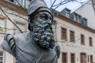 Der Bund eines Rechenmeisters - Der Adam-Ries-Bund hat sich unter anderem dafür eingesetzt, dass die Büste des großen Rechenmeisters wieder in Annaberg-Buchholz aufgestellt werden konnte. Sie steht in unmittelbarer Nähe seines einstigen Wohnhauses an der Johannisgasse, in dem der Verein seit 1999 das dort eingerichtete Museum betreibt. 