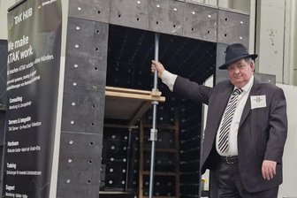 Der Bunker für daheim: Frankenberger Unternehmer zeigt sein Schutzsystem bei Fachmesse in Nürnberg - Klaus Eckelmann mit seinem Schutzsystem auf der Fachmesse Enforce Tac in Nürnberg.