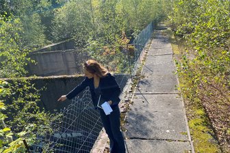 Der Bunker-Wald hinter der Lengenfelder Edeka-Baustelle: „Ein Wunder, dass hier noch nichts passiert ist“ - Überall Beton und daneben oder darüber wachsendes Grün. Die von der Natur zurückeroberte Verladestation des einstigen Kunststeinwerks in Lengenfeld hat es in sich.