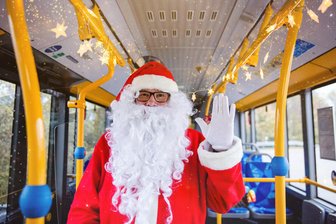 Der busfahrende Weihnachtsmann: Chemnitzer erhält bundesweite Anerkennung - Steffen Scholz ist seit neun Jahren der busfahrende Weihnachtsmann auf Linie 82.