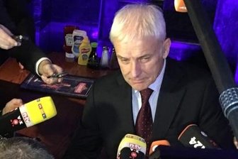 Der Canossa-Gang von VW-Chef Matthias Müller - Im Restaurant "Fishbone's" in Detroit stellt sich Matthias Müller den Fragen der Journalisten.