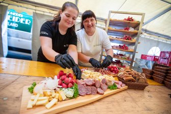 Der Caterer auf den Plauener Wiesn: So stemmt das Team den Ansturm von tausenden Gästen - Selina Djurdjevic und Carolin Birner bereiten die bestellten Brotzeitbretter vor. Schon vor 10 Uhr begann ihr Arbeitstag.