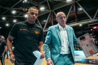 Der Chef ist krank: Niners Chemnitz müssen in Vechta auf Rodrigo Pastore verzichten - Cheftrainer Rodrigo Pastore (rechts) wird den Niners Chemnitz an diesem Mittwoch in Vechta erkrankt fehlen. Videoanalyst David Gibson (links) wird deshalb als Co-Trainers fungieren - unter einem neuen Chef.