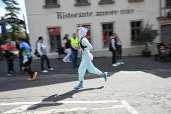 Der Chemnitzer Kulturhauptstadt-Marathon in Bildern - Ein Läufer überzeugt beim Kulturhauptstadt-Marathon im Plüsch-Einhorn-Kostüm.