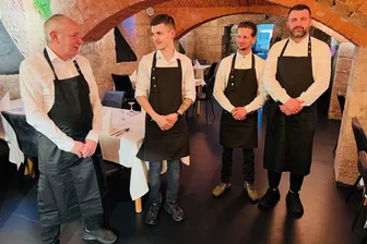 Der Chemnitzer Sonnenberg hat jetzt ein italienisches Restaurant - Chef und Koch Eri Merja (zweiter von links) mit seinem Team im neuen Lokal auf dem Sonnenberg.
