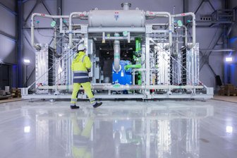 Der Chemnitzer Wasserstoff-Campus bekommt sein Herz: Eins-Energie investiert 2,7 Millionen Euro - Blick auf einen Elektrolyseur zur Herstellung von Wasserstoff. Die in Chemnitz geplante Anlage wird etwas kleiner.