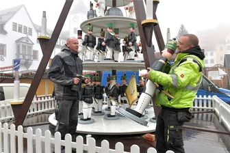 Der Christmarkt in Freiberg lockt schon Gäste an – obwohl er noch geschlossen ist - Raphael Wünsch (l.) und Kai Beier von der Firma MK Service montierten die restlichen der 52 Pyramiden-Figuren.