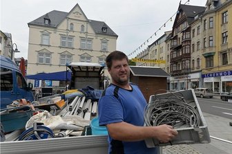 Der Countdown für Stadtfest in Aue läuft - Auf dem Altmarkt sorgte Marco Hohenhausen vom gleichnamigen Veranstaltungsservice für die nötigen elektrischen Installationen. Foto: Ralf Wendland