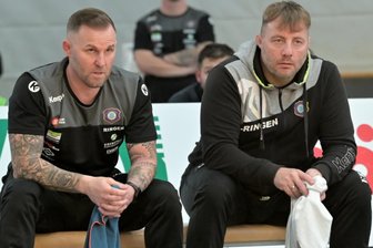 Der Coup gelingt: Landesligaringer des FC Erzgebirge Aue besiegeln eine historische Saison - Der Auer Chefcoach Björn Schöniger (l.) – hier mit Mannschaftsleiter Frank Witscher vom Bundesligateam – ist stolz auf die FCE-Reserve, die die Landesliga gerockt hat.
