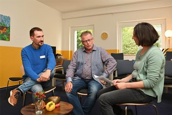 Der Dämon heißt Angststörung: Wie ein Betroffener durch die Tagesklinik Rochlitz den Weg zurück ins Leben fand - Wolfgang Kalus (Mitte), hier im Gespräch mit Oberarzt Mario Schetschorke und Franziska Thieme (Leiterin der Tagesklinik), berichtete von seinen Erfahrungen als Patient. Er litt jahrelang unter Angststörungen.