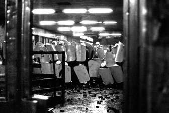 Der DDR-Polizist und die friedliche Revolution: „Ich schlug mit meinem Knüppel eine Schneise durch die Meute“ - Polizisten sichern am 4. Oktober den Dresdner Bahnhof, im Vordergrund die Steine.