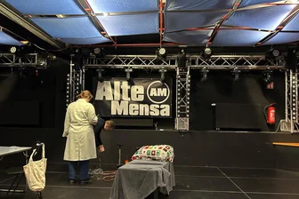 Der Demokratie-Influenzer Ruprecht Polenz liest am 26. März in Freiberg - In der Alten Mensa, hier Proben zu einem Theaterstück, findet am 26. März eine Lesung mit Ruprecht Polenz statt.