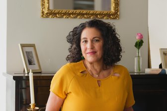 Der Deutsch-Israelin Nirit Sommerfeld gehört ein kleines Stück der Chemnitzer City: Dessen Geschichte will sie zurück - Nirit Sommerfeld in ihrem Café Julius im Archäologiemuseum Smac, dem ehemaligen Kaufhaus Schocken.
