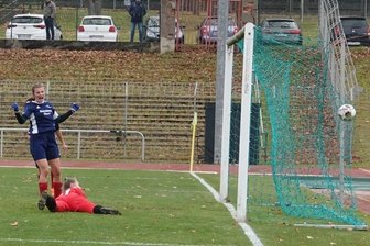 Der DFC bleibt daheim unbesiegt - Und drin ist das Ding: Kristin Richter bejubelt ihr Tor zum 2:0 für Zwickau. Am Ende konnten die DFC-Kapitänin und ihre Mitspielerinnen auch mit dem 3:3-Endstand sehr gut leben.