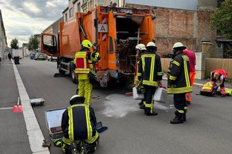 „Der dicke Handschuh war wohl sein Glück“: Mitarbeiter einer Entsorgungsfirma quetscht sich in Falkenstein die Hand in der Klappe eines Müllwagens - Nach dem Arbeitsunfall am Mittwochmorgen in Falkenstein waren insgesamt 30 Kameraden der Feuerwehren Falkenstein, Grünbach und Oberlauterbach vor Ort.