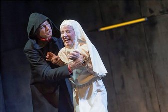 Der die Fäden zieht - Andreas Torwesten als verkleideter Herzog und Julia Hell als verzweifelte Novizin Isabella in "Maß für Maß". Das Shakespeare-Stück hatte am Samstag am Theater Plauen Premiere. 