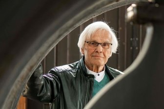 Der die Wismut retten wollte - Mit der Montanregion bis heute eng verbunden: der promovierte Geologe Horst Richter. Das Bild zeigt ihn am sogenannten Schwarzenberg-Gebläse auf der Alten Elisabeth in Freiberg, ein historisches Hochofengebläse der einstigen Schmelzhütte Antonsthal. 