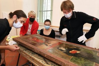 Der digitale Zwilling eines Tafelgemäldes - Oliver Tietze, Leiter der diesjährigen Sommerschule, Teilnehmerin Julia Fondis, Ilka Stern, stellvertretende Direktorin des Stadt- und Bergbaumuseums, und Bauingenieur Daniel Konopka (v. r.) begutachten den linken Flügel des Nikolaus-Altars. 
