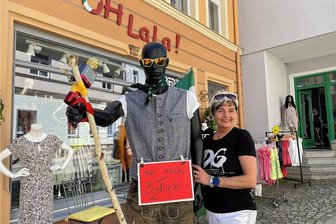 Der Dirndl-Wahnsinn greift in Schwarzenberg um sich - Birgit Rucks vom Schwarzenberger Modegeschäft "Oh la la" zeigt die Vorfreude des Teams aufs Gabalier-Konzert am Freitag. Natürlich läuft im Laden schon jetzt auch seine Musik.