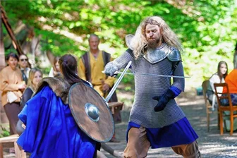 Der Donnergott schwitzt vor der Sommerpause - Yves Groß spielt den kampflustigen Donnergott Thor.