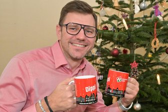 Der dritte Advent im Raum Stollberg: Weihnachtsmärkte und Veranstaltungen im Überblick - Neukirchen präsentiert zum Weihnachtsmarkt neue „Dippln“ – im Bild Bürgermeister Sascha Thamm.