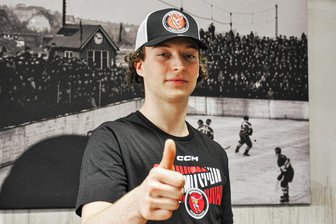 Der dritte Neue bei den Eispiraten Crimmitschau in einer Woche: Sturm-Talent bekommt Vertrag bis 2027 - Leon Neiger freut sich auf seine neue sportliche Herausforderung in der DEL2.