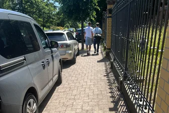 Der Drive-In von Rochlitz: Weiter Ärger mit Elterntaxis vor dem Gymnasium - Die Seminarstraße vor dem Gymnasium in Rochlitz: 13.20 Uhr ist der Fußweg mit Elterntaxis vollgestellt.