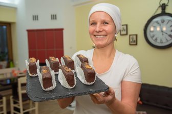 Der Dubai-Stollen von Mandy Mehl ist Verkaufshit im Vogtland: „Irre, wie die Leute darauf abfahren!“ - Mandy Mehl von der Bäckerei und Konditorei Seifert in Markneukirchen zeigt ihren Dubai-Stollen.