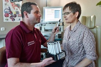 Wonach riecht das? Zitrone oder eher blumig? Der Chemnitzer HNO-Arzt Dr. Wieland Woltersdorf hält Simone Maron Riechstifte vor. Doch sie hat keine Ahnung. Riechtests sind ein Bestandteil der Diagnostik. Es gibt aber sehr wenige Ärzte, die sich damit auskennen.