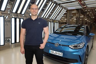 Der E-Auto-Tüftler: Warum das Wissen dieses Zwickauers in der großen VW-Welt besonders gefragt ist - E-Auto-Spezialist Marcus Kunz (44) steht im Lichttunnel vor einem ID.3. Das Modell war das erste Elektromodell, das im Zwickauer Werk in Serie ging.