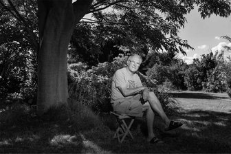 Der ehemalige Gartenmeister von Pillnitz ist tot - Auch in seinem privaten Garten hatte Wolfgang Friebel botanische Besonderheiten. Zum Beispiel die Stinkesche, unter die er sich bei einem „Freie Presse“-Besuch im Juli 2020 setzte. Die üppigen Blüten des aus Asien stammenden Baums blühen erst im August.