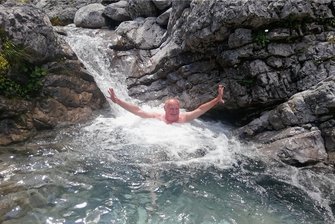 Der Eichigter Bürgermeister hört auf - Immer munter rein ins Wasser: Christoph Stölzel an seinem 68. Geburtstag voriges Jahr im Karwendel.