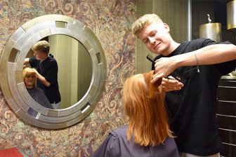 Der einst beste Friseurlehrling Sachsens übernimmt Chemnitzer Traditions-Salon - Das Frisieren ist die Leidenschaft von Moritz Schreiter.