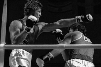 Der einstige Olympiaboxer Jürgen Fanghänel wird 70 - Bei den Olympischen Spielen 1976 in Montreal weicht Wiktor Iwanow (rechts) einem Schlag von Jürgen Fanghänel aus. Der Sachse von der BSG Wismut Gera verlor den Vorrundenkampf nach Punkten.
