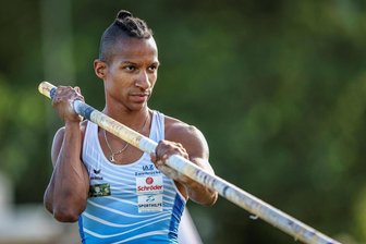 Der einzige deutsche Weltmeister im Stabhochsprung springt beim 25. Hallenmeeting in Chemnitz - Raphael Holzdeppe
