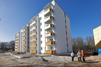 Der Einzugtermin für den aufwendig sanierten Plattenbau in Lichtenstein steht fest - Beim Baustellentag in der Ernst-Schneller-Siedlung wurde der umfassend sanierte Plattenbau präsentiert.