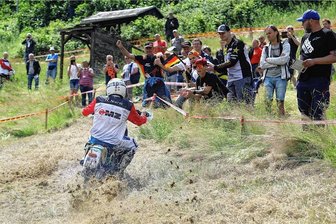 Der Endurosport lebt im Erzgebirge: Fans feiern in Zschopau die alten Haudegen und ihre Maschinen - Fehlte auch bei der 21. ADAC-Classic-Geländefahrt „Rund um die MZ-Stadt Zschopau“ nicht: MZ-Legende Harald Sturm. Der erfolgreiche Werksfahrer der Zschopauer Motorradschmiede wurde schon am Start und auch an der Strecke gefeiert.