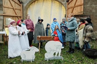 Der Engel im Pfarrhof in Schwarzbach: Die Weihnachtsgeschichte spielt draußen - Gemeinsam mit Marén Schille haben Kinder am Mittwoch im Schwarzbacher Pfarrhof ihr Krippenspiel geprobt. In diesem Jahr soll die Weihnachtsgeschichte in Schwarzbach erstmals im Freien erzählt werden. 